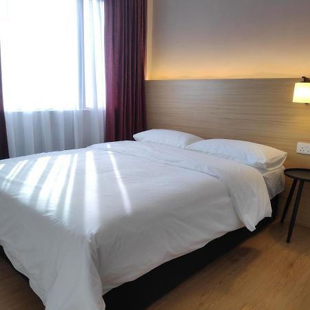 Ez Suites บันดาร์เสรีเบกาวัน ภายนอก รูปภาพ
